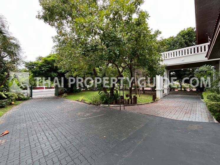 House with Shared Pool in Bangnatrad 